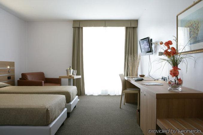 Hotel Sporting Pomezia Kamer foto